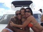 Scheila Carvalho passeia de barco com a família pelas ilhas da Bahia