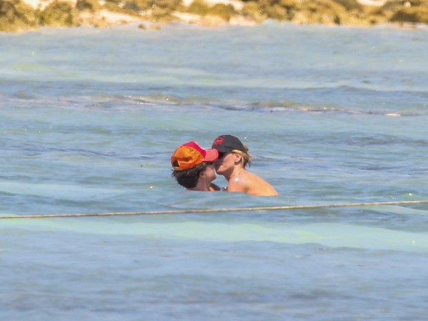 Heidi Klum beija o namorado, Vito Schnabel, em praia em Tulum, no México (Foto: AKM-GSI Brasil)