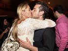 Adriane Galisteu dá beijão no marido após estrear em peça