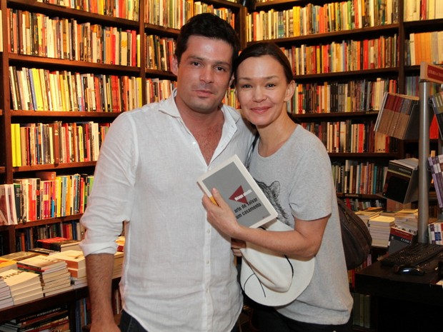 Thiago Pichi e Júlia Lemmertz em lançamento de Livro em Ipanema, Zona Sul do Rio (Foto: Anderson Borde/ Ag. News)