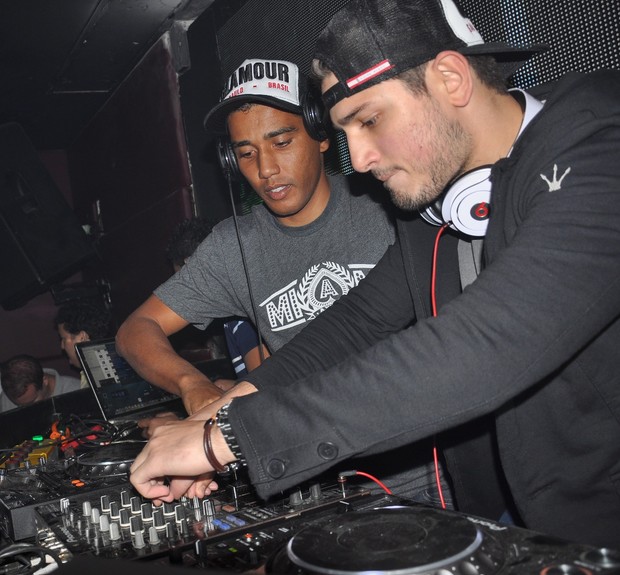 Daniel Rocha comanda as carrapetas com o DJ Dukka Calliery (Foto: Joao Pedro Durao e Daniel Scelza/Divulgação)