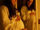 Deborah Secco faz carinho na barriga de grávida em foto no espelho