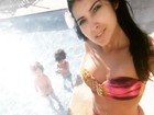 Priscila Pires curte piscina com filhos em dia de aniversário de casamento