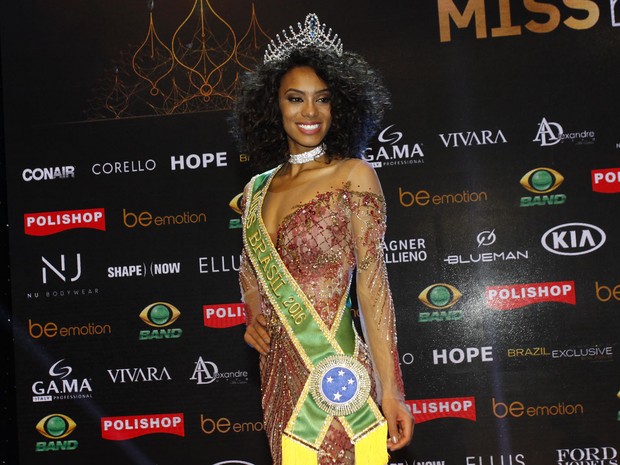 Raissa Santana, do Paraná, recebe a coroa de Miss Brasil 2016 em São Paulo (Foto: Celso Tavares/ EGO)