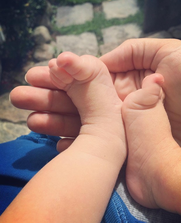 Regiane Alves posta foto do pezinho do filho (Foto: Reprodução/Instagram)