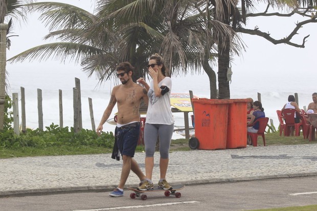 Juliana Didone anda de skate com namorado (Foto: Delson Silva / Agnews)