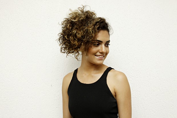 Thaiane Monteiro posa com penteado para cabelos cacheados (Foto: Celso Tavares/EGO)