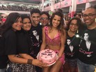 Renata Santos ganha bolo do fã-clube na quadra da Mangueira