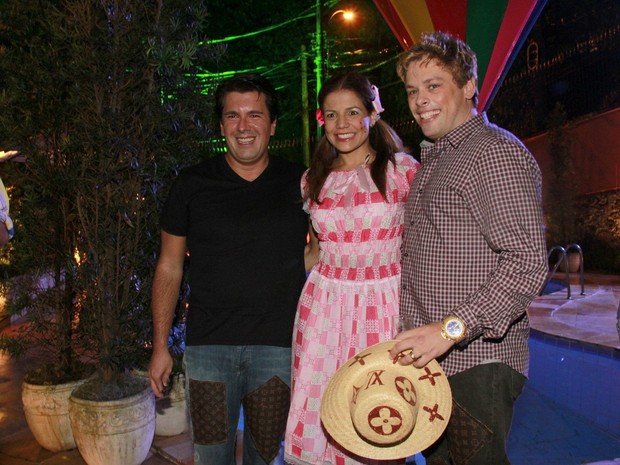A atriz com Bruno Chateaubriand e André Ramos (Foto: Isac Luz/EGO)