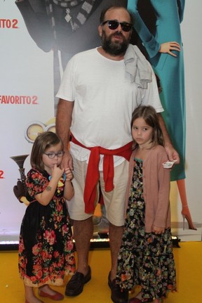 Otávio Müller e filhas na estreia de &#39;Meu Malvado Favorito&#39; no RJ (Foto: Anderson Borde  / Agnews)