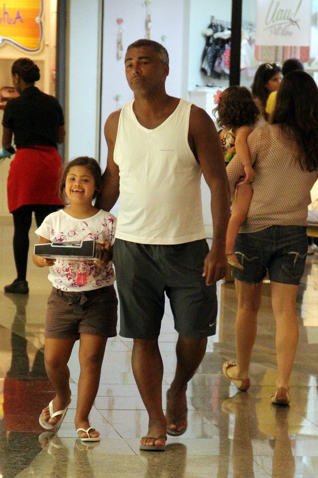 Romário com a filha em shopping do Rio (Foto: Marcos Pavão/AgNews)