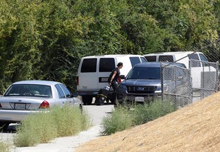 Polícia na casa de Chris Brown (Foto: Reuters)