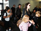Com os 6 filhos, Angelina Jolie e Brad Pitt são fotografados em aeroporto