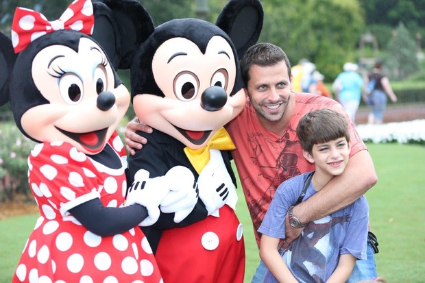 Henri Castelli posa com filho e amigos na Disney (Foto: Divulgação)