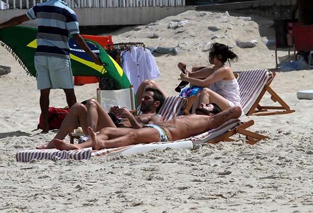 Marc Jacobs e namorado em Ipanema (Foto: AgNews/Wallace Barbosa)