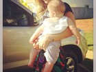 Claudia Leitte posta foto segurando o filho caçula
