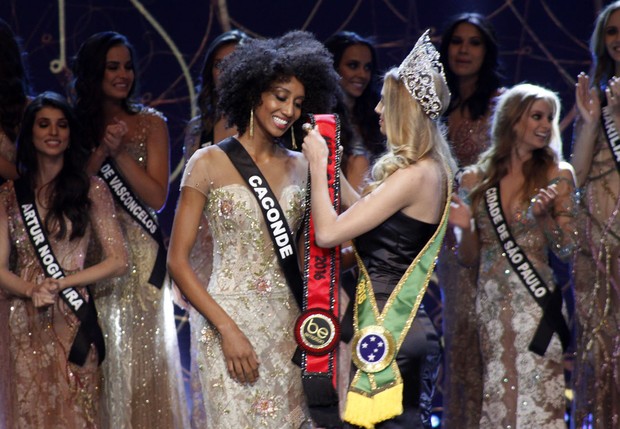 Sabrina de Paiva recebe a faixa (Foto: Celso Tavares/EGO)
