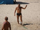 Eri Johnson joga futevôlei com amigos em praia carioca