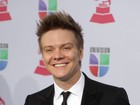 Na beca, Michel Teló posa no tapete vermelho do Grammy Latino