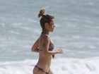 De biquíni, Juliana Didone se exercita na praia
