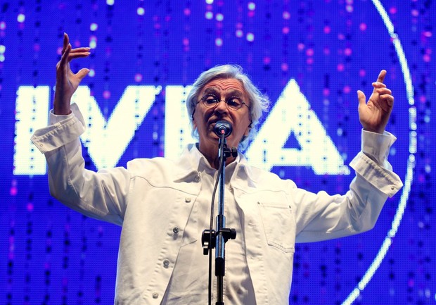 Caetano Veloso canta com Vanessa da Matta (Foto: Henrique Oliveira / Photorionews)
