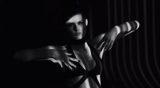 Isabelli Fontana no clipe do NX Zero (Foto: Youtube / Reprodução)