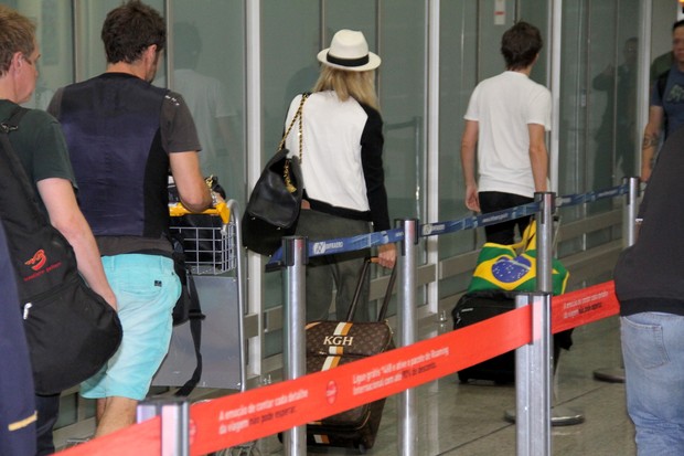 Kate Hudson no aeroporto (Foto: Wallace Barbosa / AgNews)