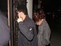 Com Selena Gomez, The Weeknd faz gesto obsceno para paparazzo