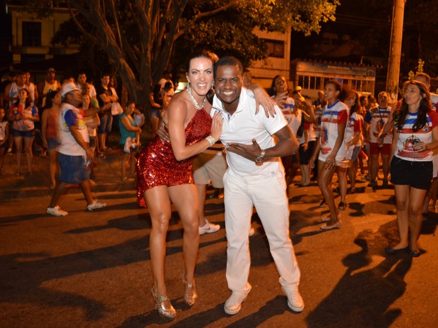 Carla Prata e Patrick Carvalho em ensaio da escola de samba carioca União da Ilha, na Zona Norte do Rio (Foto: Rodrigo Mesquita/ Divulgação)