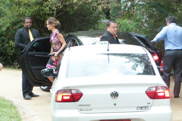 Ana Furtado e Boninho chegam para o casamento de Pedro Bial (Foto: Marcello Sá Barreto / AgNews)