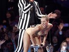 Miley Cyrus faz performance sexy no VMA e tira casquinha de Robin Thicke