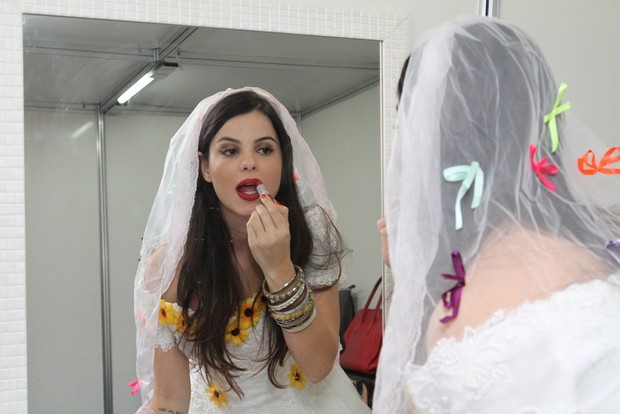 Sthefany Brito se veste de noiva para arraiá (Foto: Agnews/Anderson Borde)