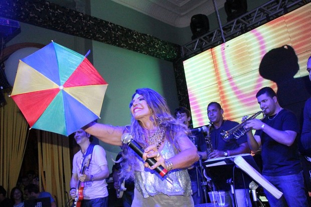 Elba Ramalho anima carnaval de Recife (Foto: Onofre Veras e Thiago Matos/Ag News)