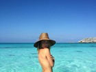 Giovanna Ewbank provoca ao fazer topless em mar paradisíaco
