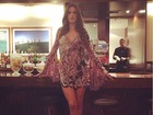 Alessandra Abrosio posa sexy com vestido curtinho em festa de amigo
