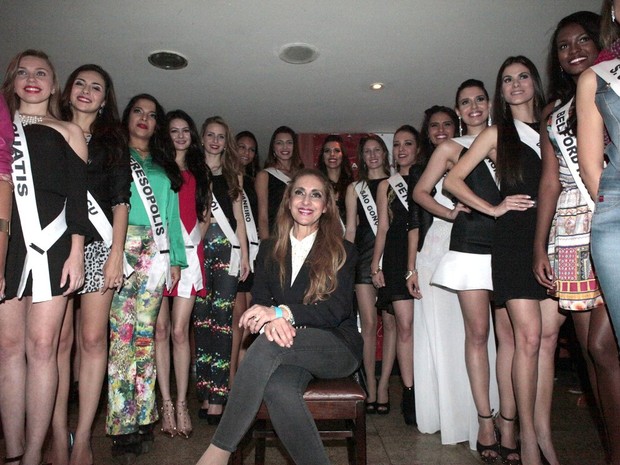 Susana Cardoso com as candidatas ao Miss Universo em restaurante no Rio (Foto: Isac Luz/ EGO)