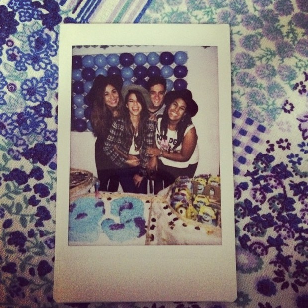 Bruna Marquezine em festa com amigos (Foto: Instagram/ Reprodução)