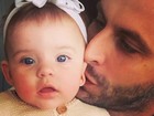 Henri Castelli posa beijando a filha Maria Eduarda: 'Amor maior, filhos'