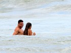 Ronaldo curte praia com a namorada, Paula Morais, no Rio