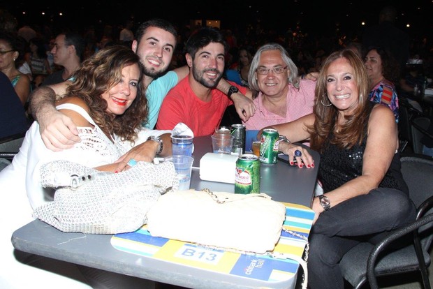 Susana Vieira assiste a show de Lulu Santos com a família (Foto: Alex Palarea / AgNews)