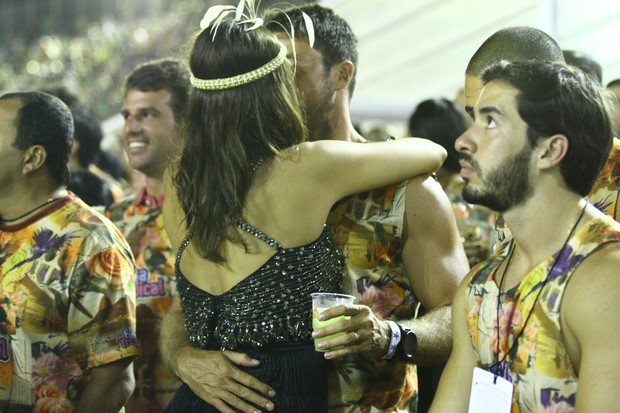 Juliana Paes beijando  (Foto: RAPHAEL MESQUITA / FOTO RIO NEWS)