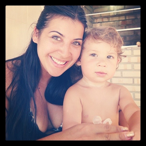 Priscila Pires e o filho (Foto: Reprodução/ Instagram)