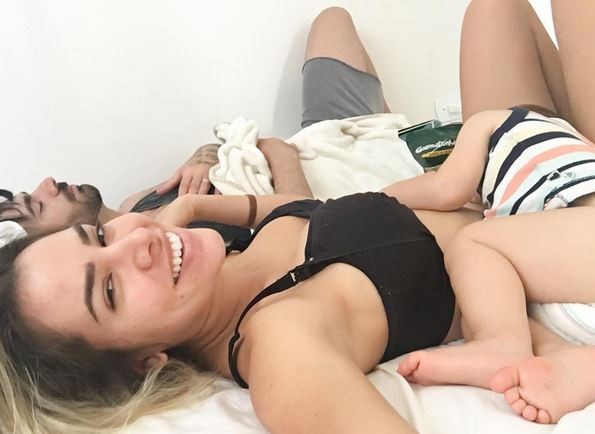 Adriana, Rodrigão e filho na cama (Foto: Instagram / Reprodução)