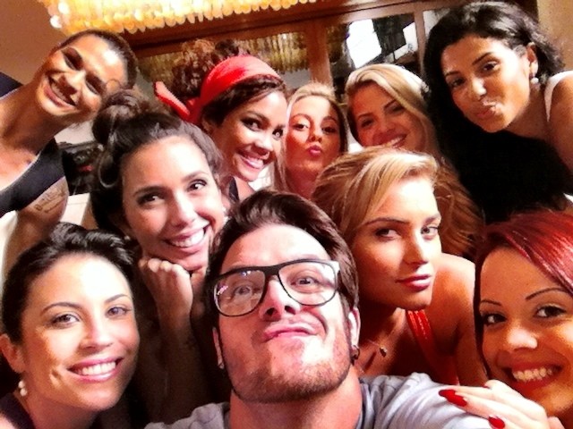 Max Porto com as meninas da nova temporada da 'Casa Bonita' (Foto: Divulgação)