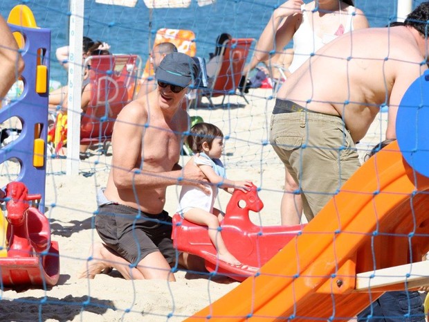 Marcos Caruso brinca com filho em praia no Rio (Foto: Jc Pereira / AgNews)