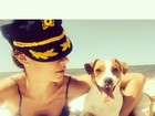 Thaila Ayala faz selfie com cachorrinho na praia