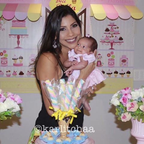 Ex-BBB Karla com a filha (Foto: Reprodução/Instagram)