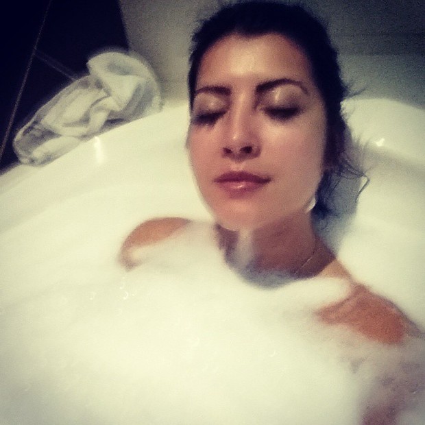 Ex-BBB Priscila Pires relaxa em banheira (Foto: Instagram/ Reprodução)