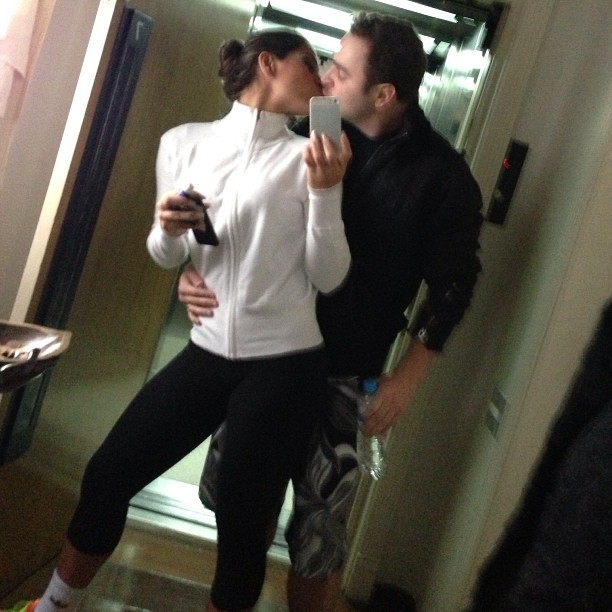 Mayra Cardi dá beijão em noivo antes de ir para a academia (Foto: Reprodução/Instagram)
