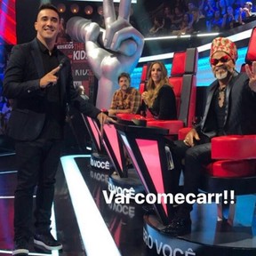 André Marques com os técnicos do The Voice Kids (Foto: Reprodução/Instagram)